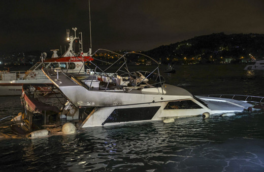 İstabul Bebek Sahili'nde tekne alev alev yandı! 3 saatlik söndürme çalışması sonunda battı