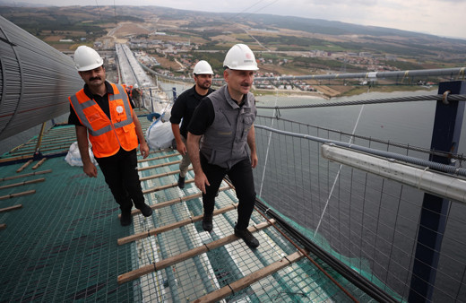 Adil Karaismailoğlu 1915 Çanakkale Köprüsü'nün kedi yolundan yürüyerek karşıya geçti