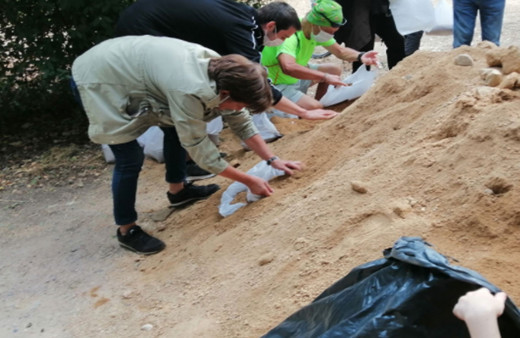 Validebağ'a dökülen kum insan zinciri kurularak temizlendi