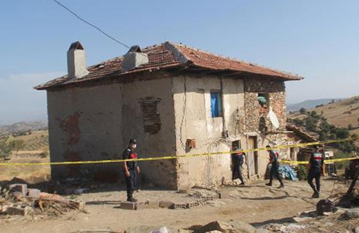 Manisa'da vahşet! Babasını boğazını keserek öldürdü, ablasının evinde yakalandı