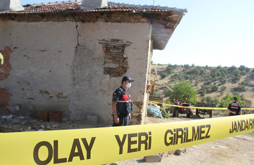 Manisa Kula'da korkunç olay! Babasını boğazını kesip ablasına haber verdi