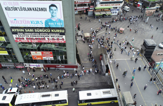 İstanbul'da metrelerce kuyruk oluştu: Burası bir işkence, içerisi daha beter