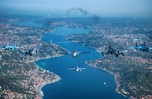 MSB, Türkiye ve Azerbaycan uçaklarının İstanbul Boğazı'ndaki uçuşunun fotoğraflarını paylaştı