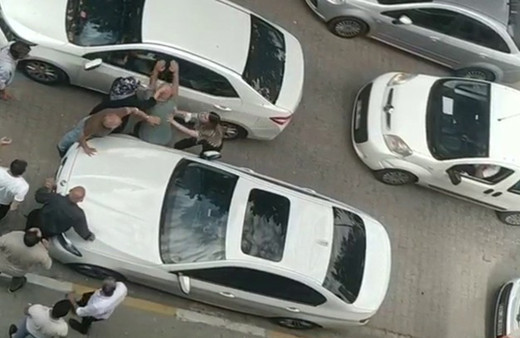 İstanbul'da yol kavgasında ortalık karıştı!  İki kadın adamı dövdü