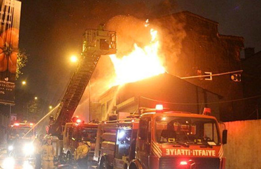 Eyüp Sultan'da korkutan yangın! 5 katlı bir binanın çatısı kül oldu