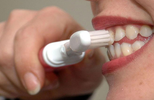 Uzmanı uyardı! "Dişlerinize limon ve karbonat uygulamayın"