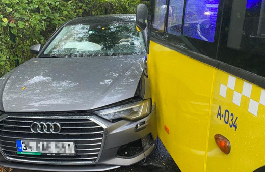 İstanbul Sarıyer'de virajı alamayan İETT otobüsü iki otomobile çarptı