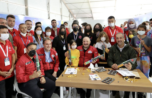 Bakan Mustafa Varank TÜBİTAK SAGE'nin TEKNOFEST'teki atölyesinde gençlerle roket tasarladı