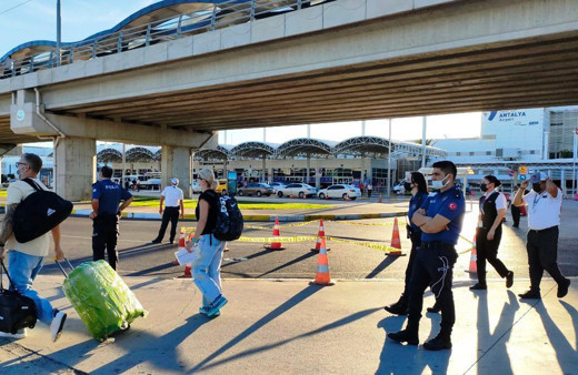 Antalya Havalimanı'nda Finlandiyalı turist köprüden atlayarak intihar etti