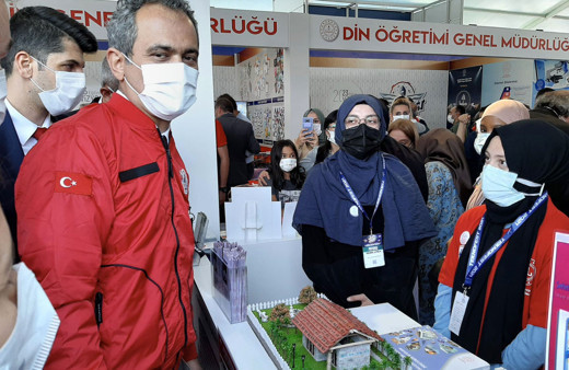 Milli Eğitim Bakanı Mahmut Özer Şehit Ayşe Aykaç Anadolu İmam Hatip'in standını ziyaret etti