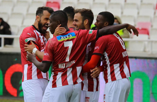 Demir Grup Sivasspor evinde VavaCars Fatih Karagümrük'ü sahadan sildi süpürdü: 4-0