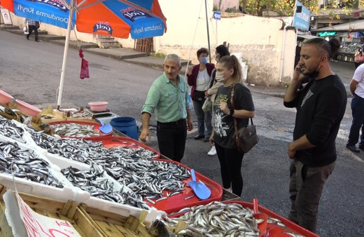 Palamut fiyatını duyan tezgaha bile yanaşmıyor! İlgi hamsiye kaydı