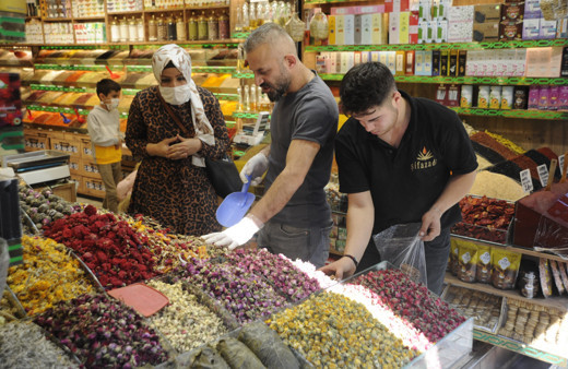 Havaların soğumasıyla birlikte talebin arttığı ıhlamurun kilosu 300 liradan satılıyor