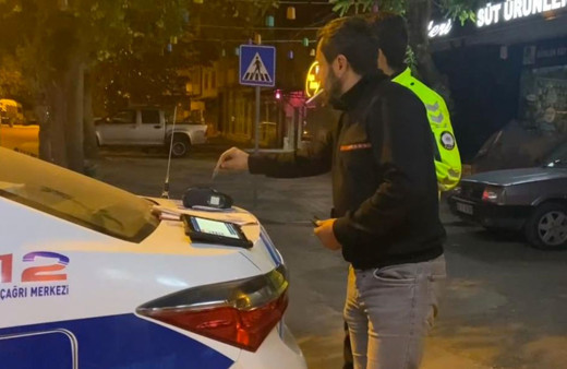 Alkollü sürücü Alkolmetreyi pos cihazı zannedip ödeme yapmaya kalktı