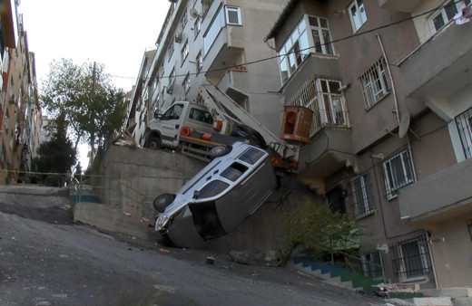 İstanbul Eyüpsultan'da anne ve çocuğu canlarını zor kurtardı