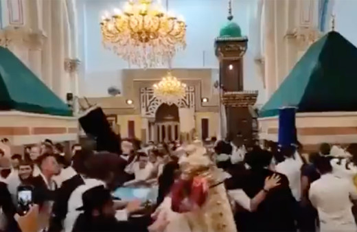 Yahudiler Filistinlilerin camisini bastı! Müzik çalıp dans ettiler