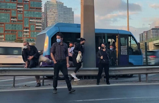 İstanbul Kadıköy'de minibüsçülerin ölüm durağı tehlike saçıyor