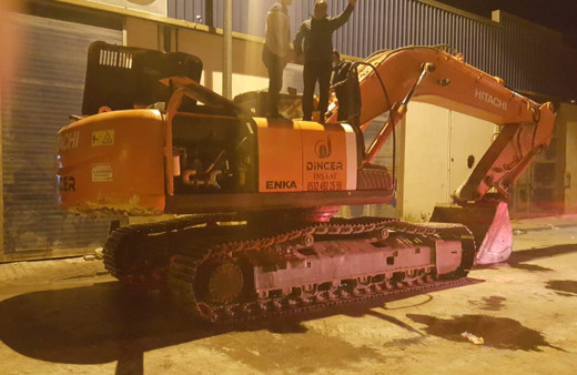 İşten çıkarılan kepçe operatörü, iş makinesi ve iş yeriniz ateşe verdi