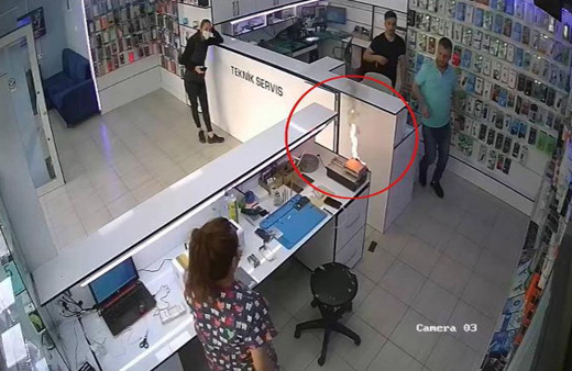 Manisa'da telefon bir anda patladı alev aldı: İnsanlar bunu fark etmiyor