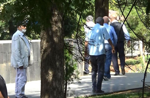 Diyarbakır'da İHD üyeleri evlat nöbetindeki aileleri görünce uzaklaştı