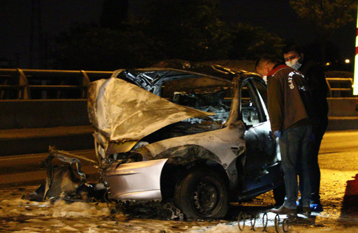 Ankara'da feci kaza! Üst geçide çarpan otomobil alev aldı sürücü yanarak öldü
