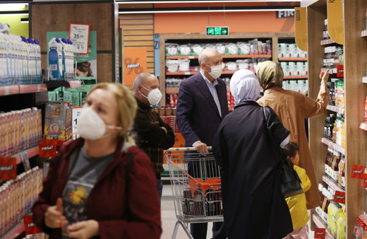 Cumhurbaşkanı Erdoğan evinin yakınındaki bir marketi ziyaret etti