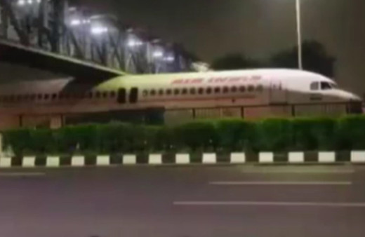 Hindistan'da köprünün altında sıkışan yolcu uçağı viral oldu