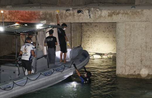 Kötü kokunun sebebi çürümüş ceset çıktı! Adana'da görenler şok oldu