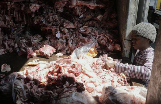 Hayvan leşleri arasında yemek bulmaya çalışan insanların görüntüsü Brezilya'da infial yarattı