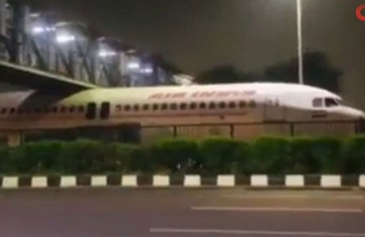 Hindistan’da yolcu uçağı köprünün altında sıkıştı!