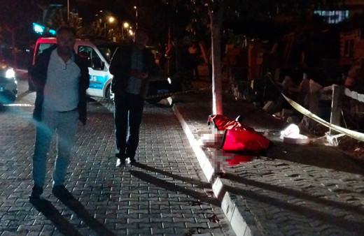 Aydın Didim'de bir kişi kaldırımda silahla vurulmuş hale bulundu