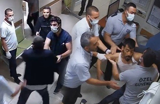 Konya'da hastanede ortalık karıştı! Polis ve çalışanlara saldırdılar