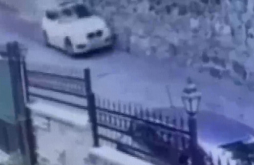 İstanbul Sarıyer'de otomobil istinat duvarına çarptı