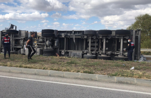 Edirne'de TIR yan yatıp 150 metre sürüklendi! Burnu bile kanamadan çıktı