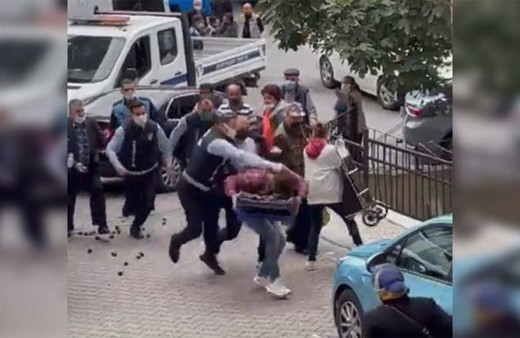 İstanbul Kağıthane'de tekme atan satıcıya zabıtadan sert müdahale