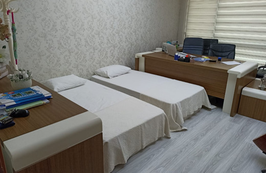 Samsun'da öğrenciler yurt bulamadı! Makam odasına öğrencilere verdi