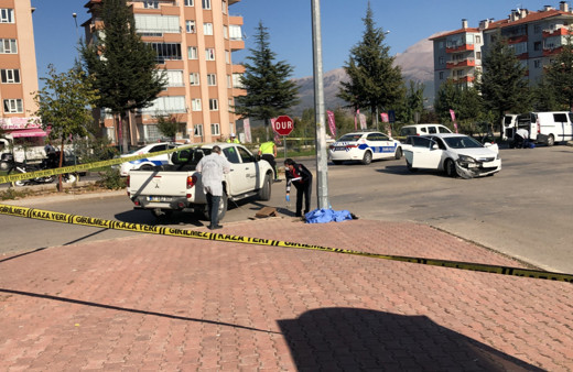 Isparta'da iki otomobil çarpıştı! Savrulan araç kadını canından etti