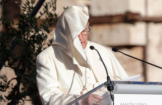 Rüzgarın azizliğine uğradı! Papa Francis zor anlar yaşadı