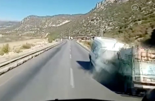 Isparta'da kafa kafaya çarpışma anı araç kamerasında