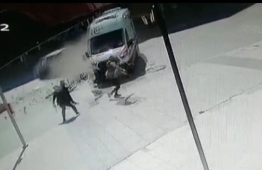 Ambulansın altında kalmaktan son anda kurtuldular o anlar kamerada