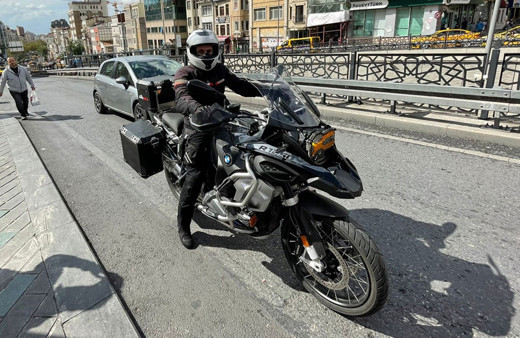 Taksim'de kimse imam olduğuna inanmıyor kaskı çıkarınca şaşkına döndüler