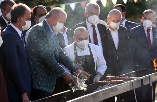 Cumhurbaşkanı Erdoğan Adana'da kebabın mangal ateşini yaktı hatıramdadır dediği pankartı anlattı