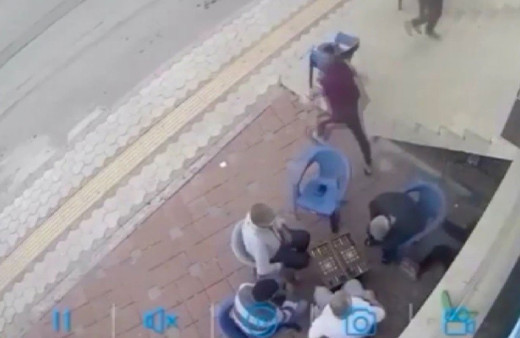 Kaçan kadın tavla oynayanlara sığındı satırlı saldırgan onların yanında defalarca vurdu hepsi izledi