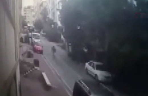 Esenyurt’ta yarı çıplak hırsız kovalamacası kamerada