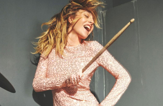 Melis Sezen bateri başında kendinden geçti! Mini eteği sosyal medyayı salladı