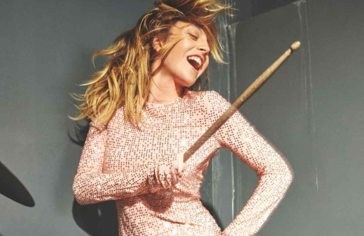 Melis Sezen bateri başında kendinden geçti! Mini eteği sosyal medyayı salladı