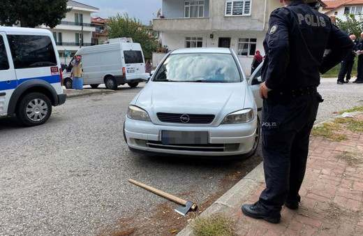 Sakarya'da trafikte tartıştıkları kişilere baltayla saldırdılar