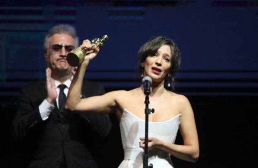 Nihal Yalçın Altın Portakal'da ödül aldı Tamer Karadağlı'nın tavırları sosyal medyayı salladı!