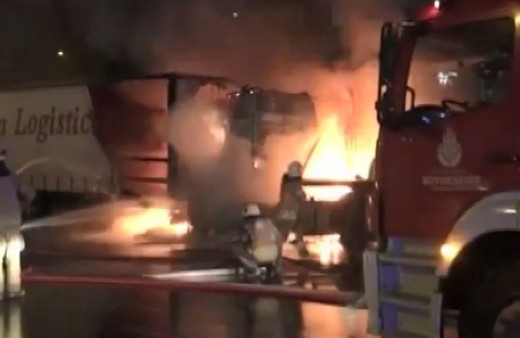 Esenyurt'ta park halindeki 2 TIR alev alev yandı