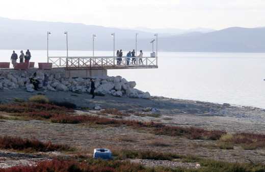 Burdur Gölü'nün suyu iskeleden 2 metre uzaklaştı